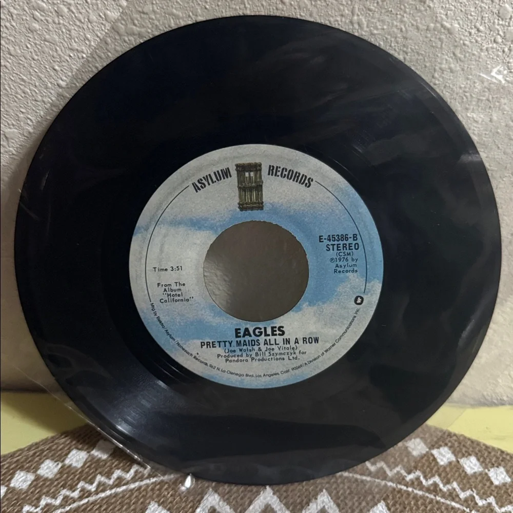 1976 Eagles 'Hotel California' & ‘Pretty Maids All in a Row’ 45 rpm Vinyl Record - Picture 2 of 2